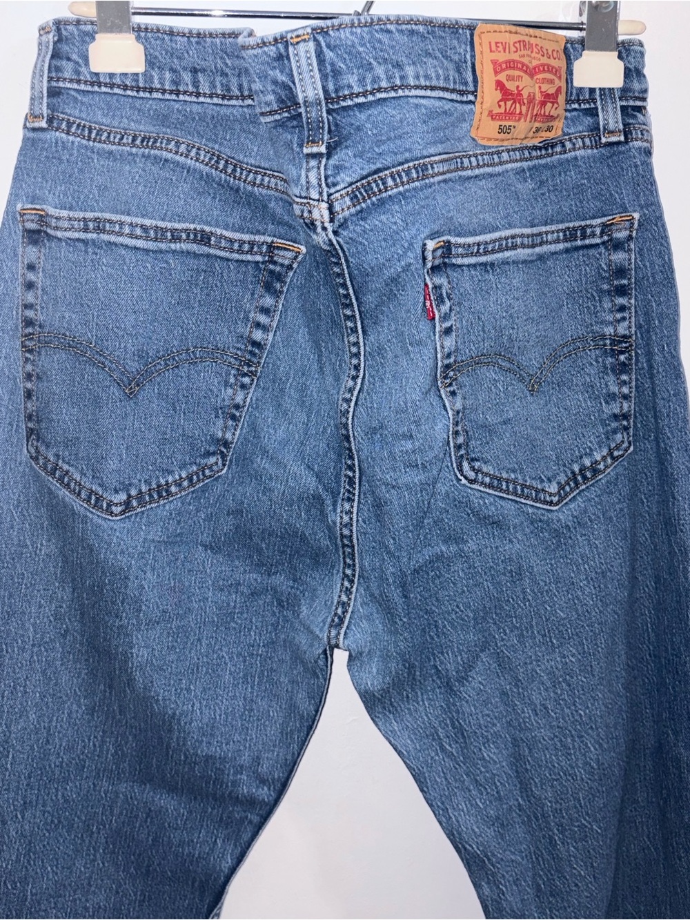Levi's Men's Relaxed Jeans in Medium Blue Denim
